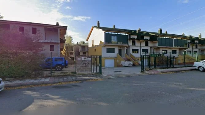 Chalet adosado en subasta en La Robla, 3 habitaciones