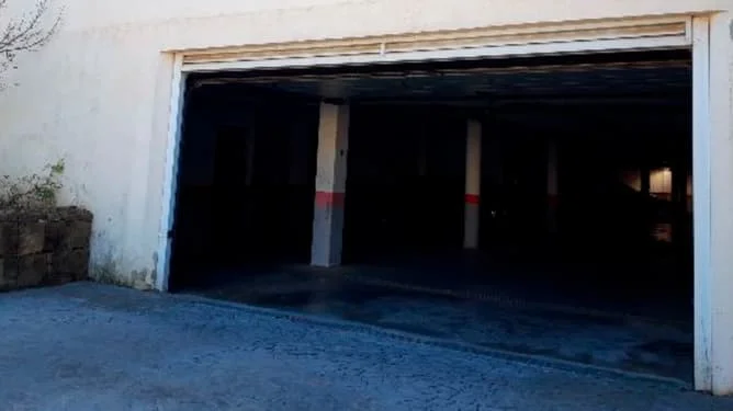 Spacious San Roque garage, 86 m²