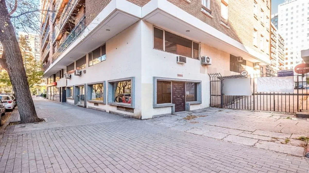 Large basement commercial unit in Madrid