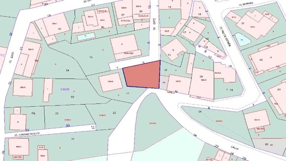 Parcela urbana residencial con fuerte desnivel