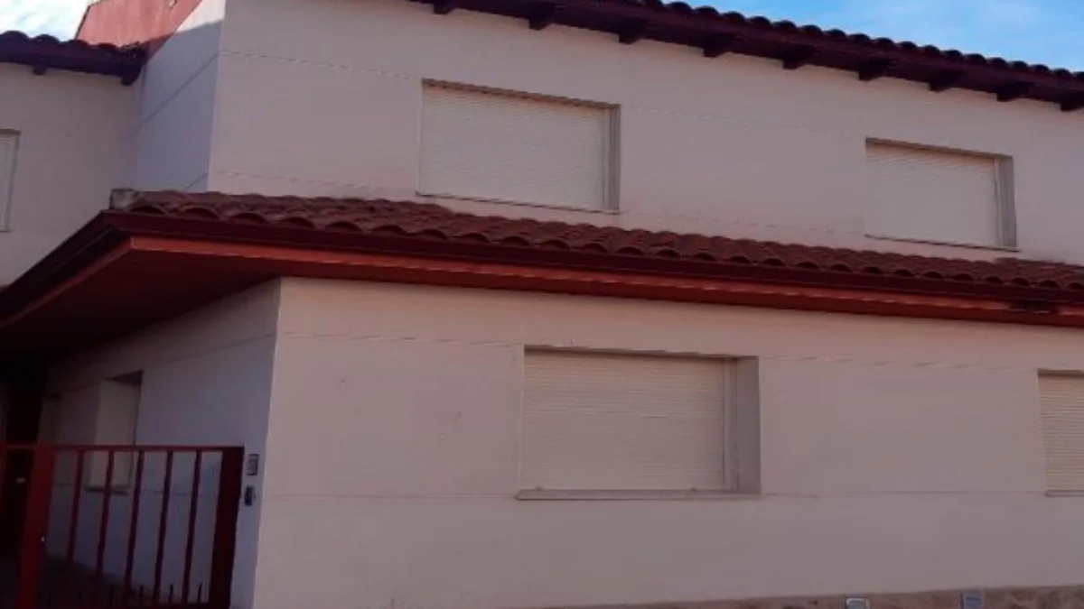 Promoción de adosados de tres dormitorios en Lucillos