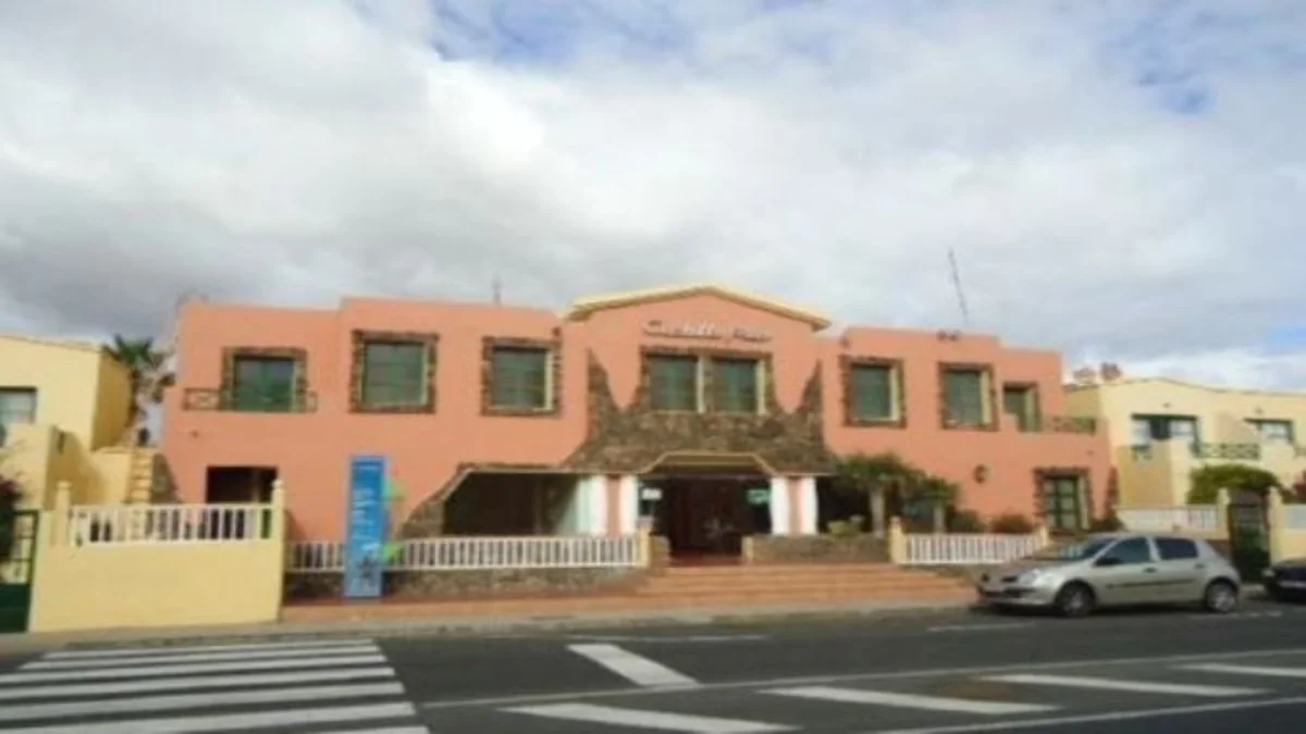 Street-front commercial unit near beach