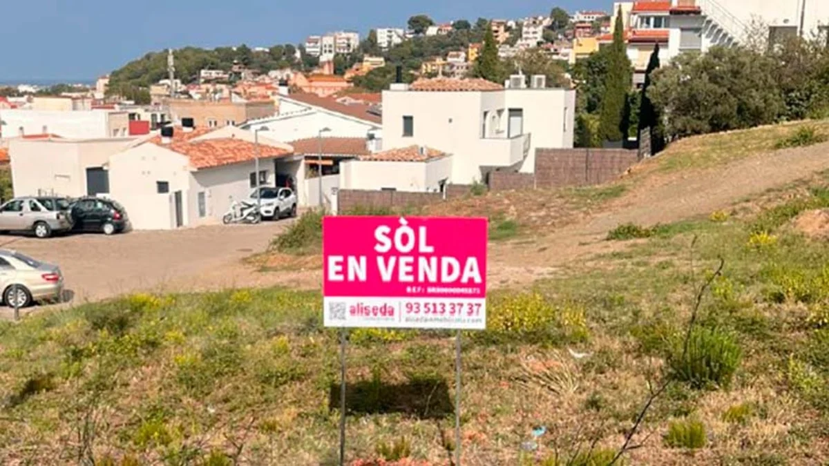 Parcela urbana residencial cerca de estación