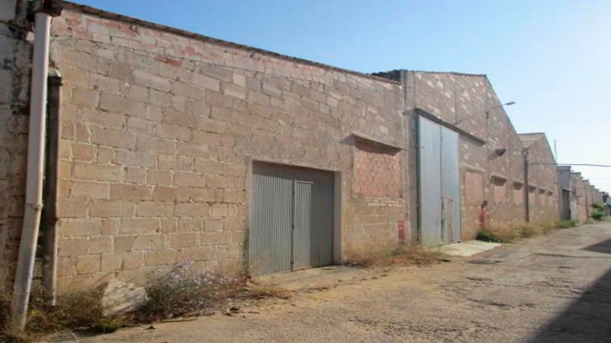 Solar urbano industrial en Vallada