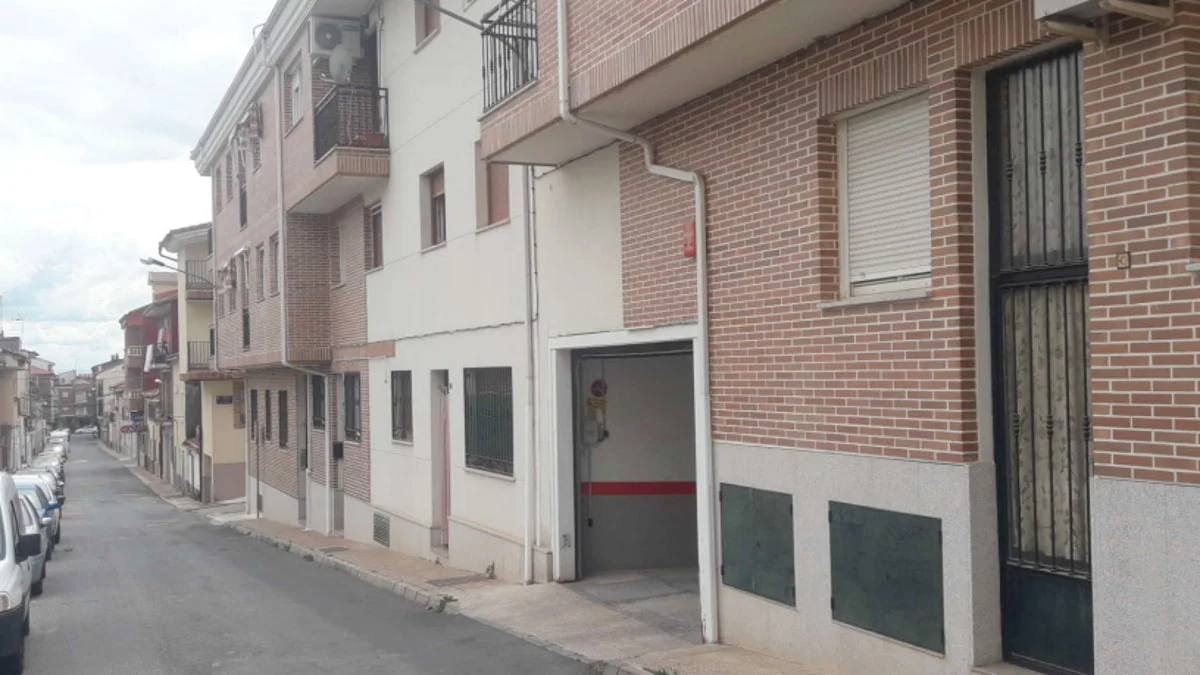 Candeleda garage with easy access