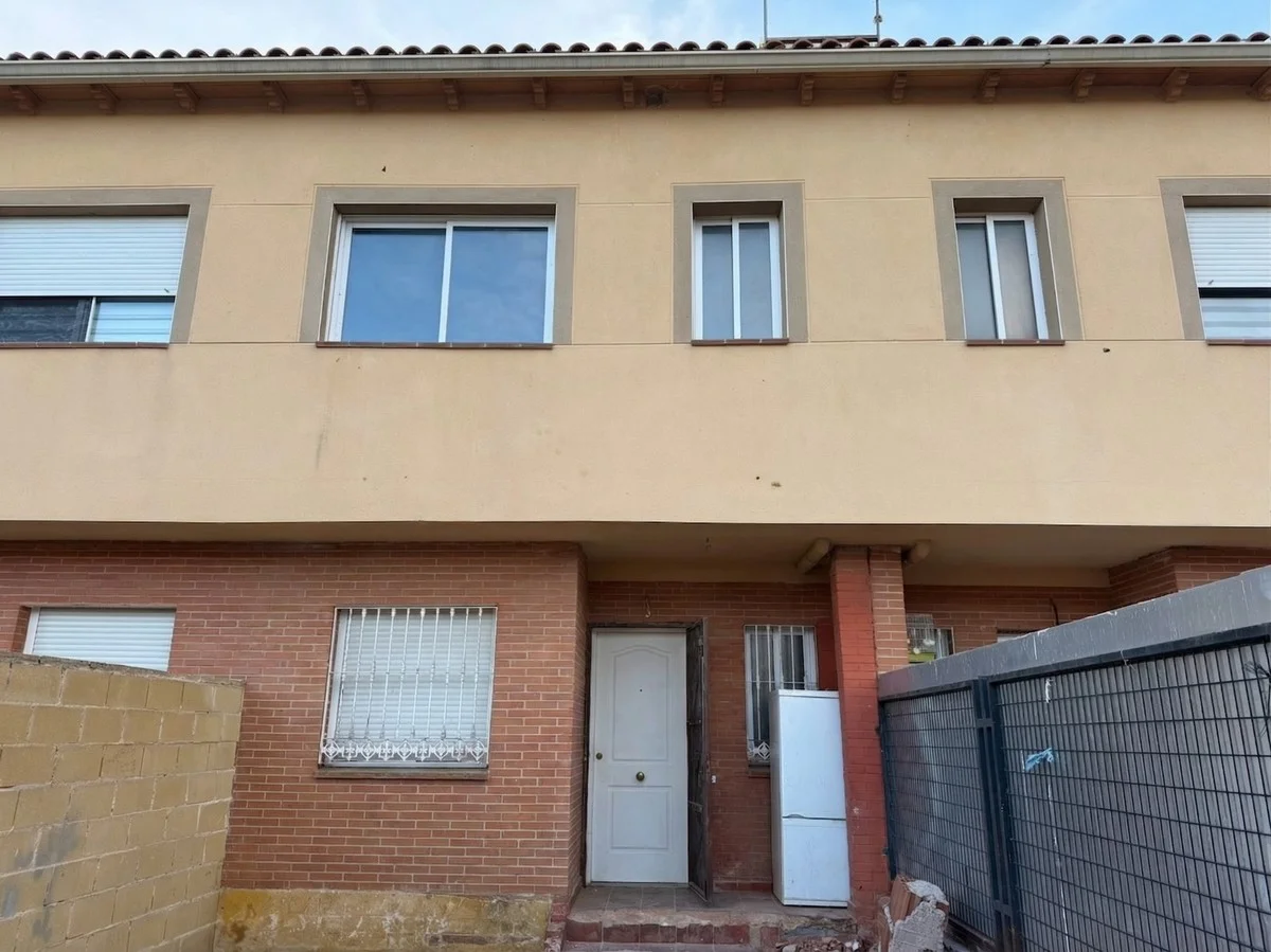 Casa adosada en Ontígola con jardín