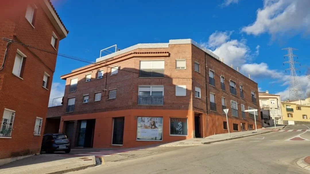 Local comercial esquinero en Masquefa
