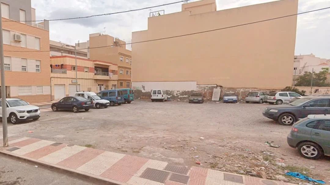 661 m² corner development plot
