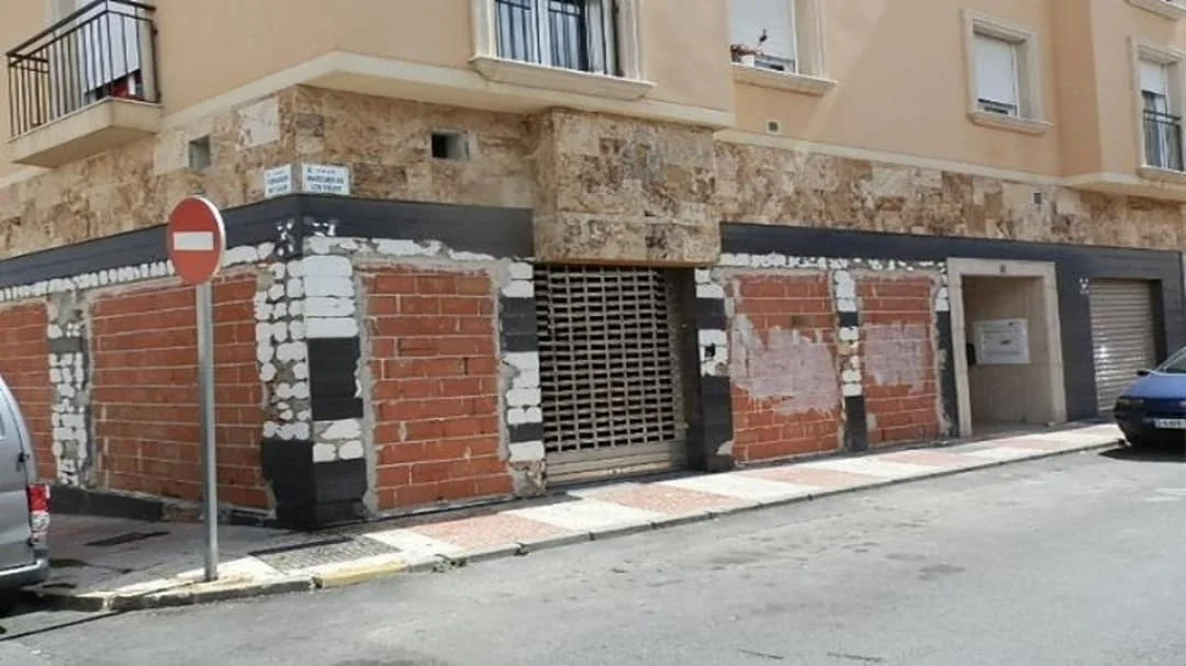 Local comercial en Roquetas, 148 m²
