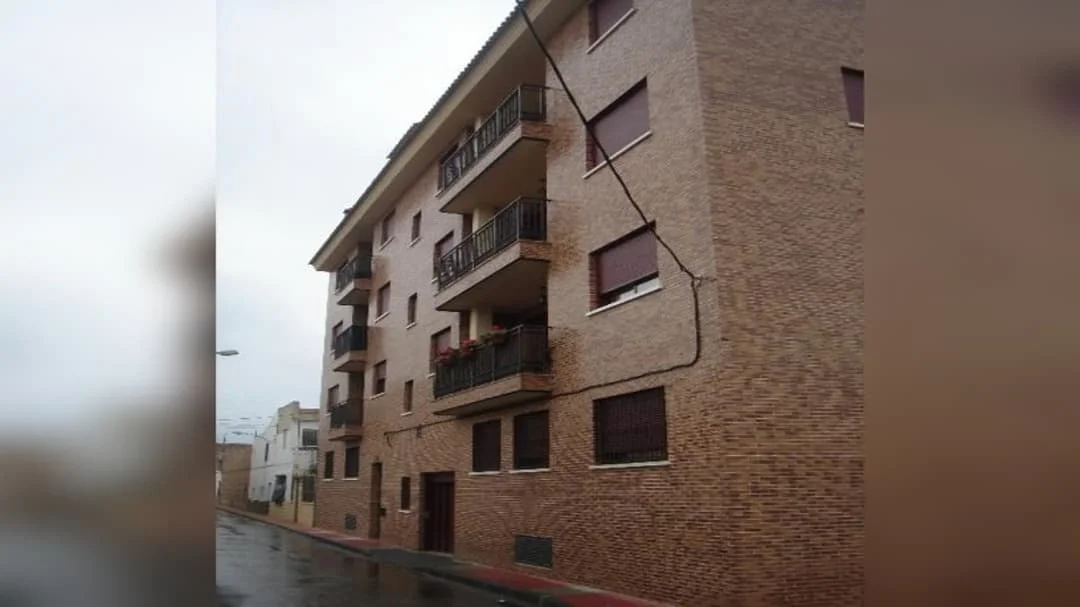 Central Murcia garage with car lift