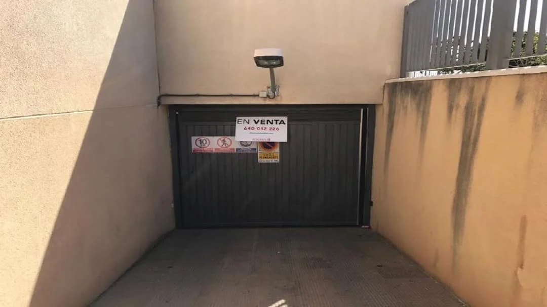 Compact garage with commercial potential