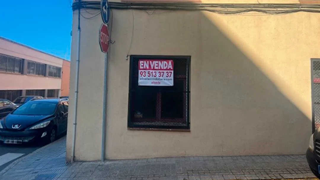 Occupied corner premises, 303 m²