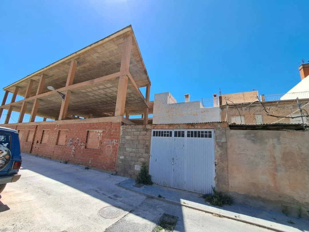Part-built residential development in Vélez