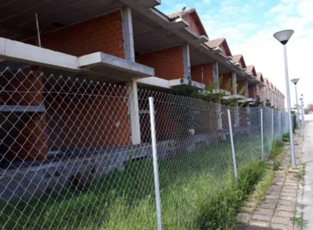 Solar residencial con obra parada para 14 viviendas