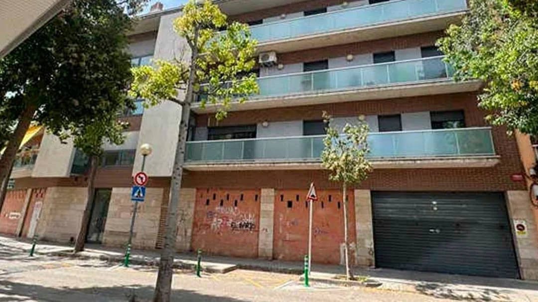 Gran local comercial con fachada a plaza