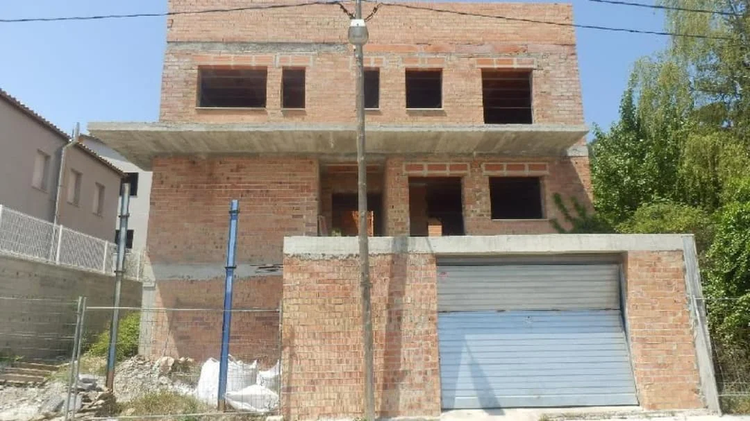 Promoción residencial sin terminar en Pontons