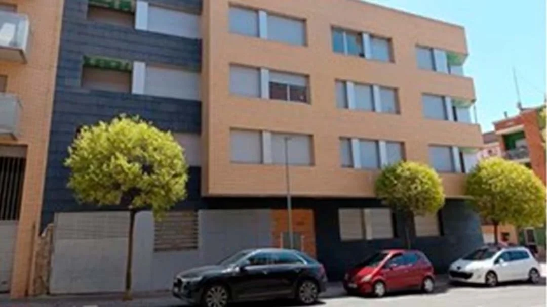 Edificio residencial parcialmente construido en Alcarràs