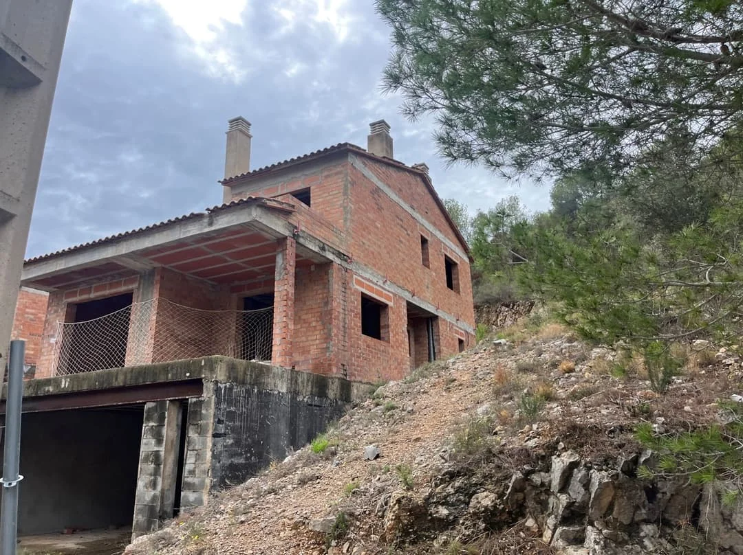 Casa sin terminar con parcela de 637 m²