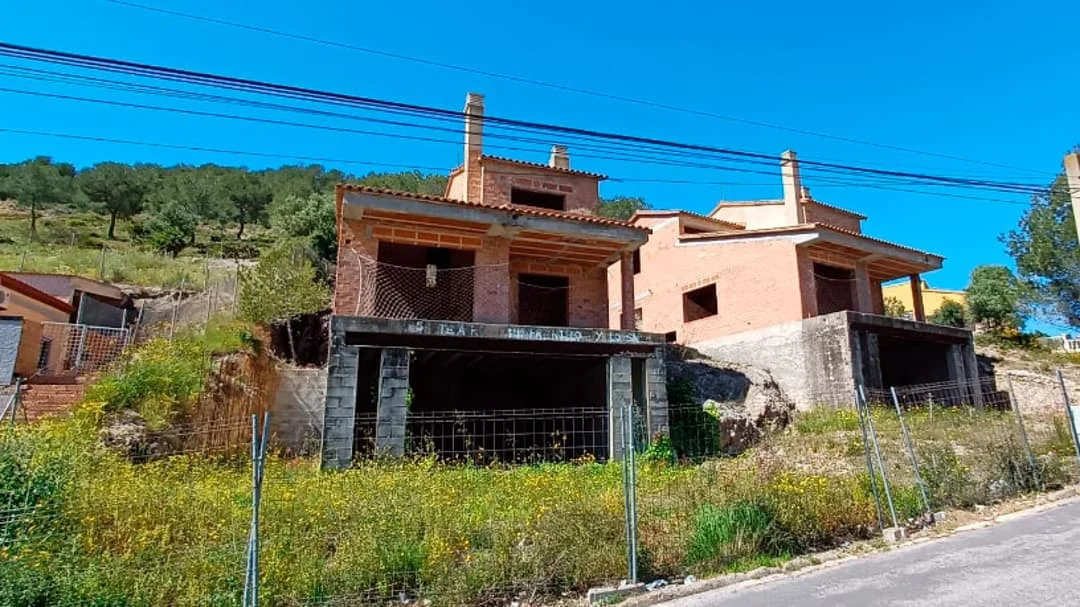 Casa inacabada con parcela de 417 m²
