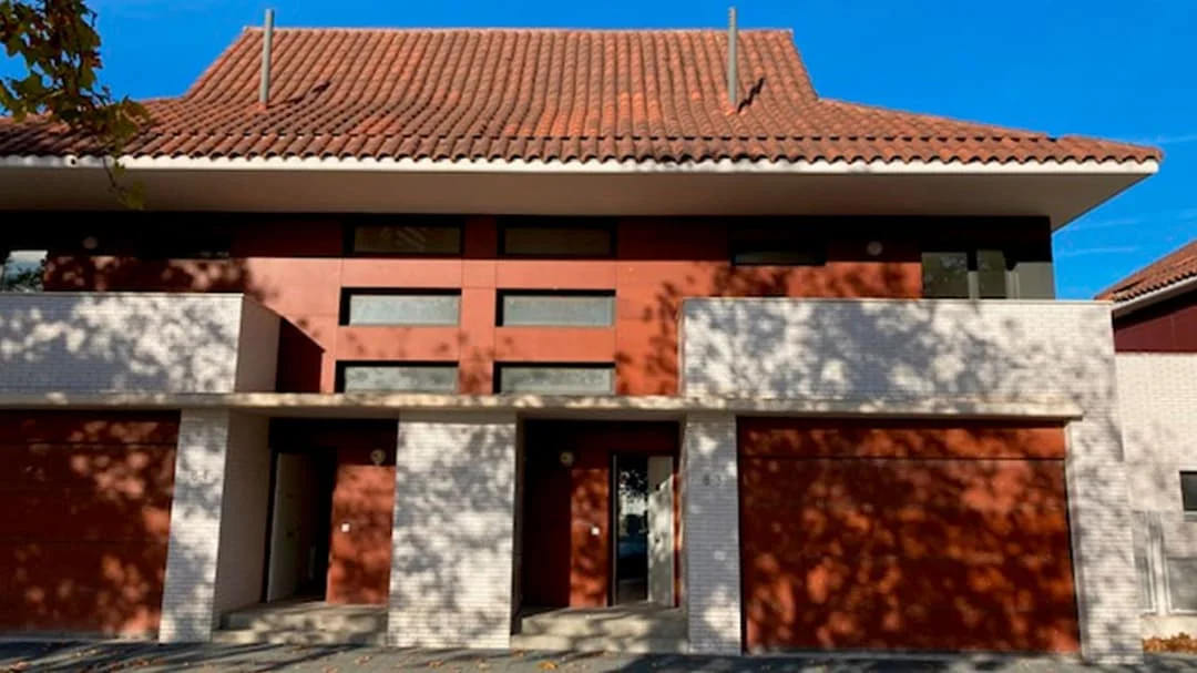 Casa adosada de cuatro dormitorios con piscina comunitaria