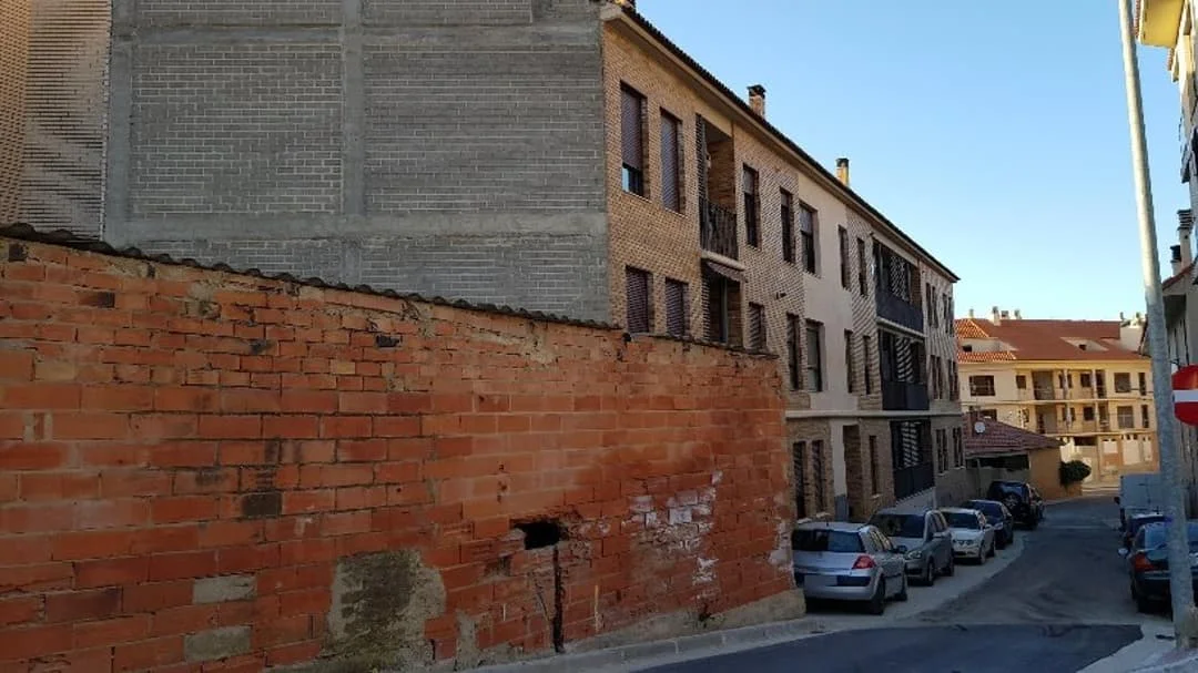 Urban plot near Cadrete centre