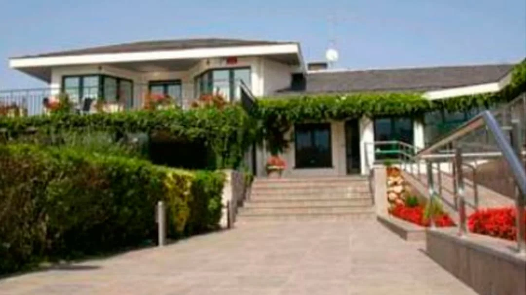 Hotel de tres plantas con 30 habitaciones