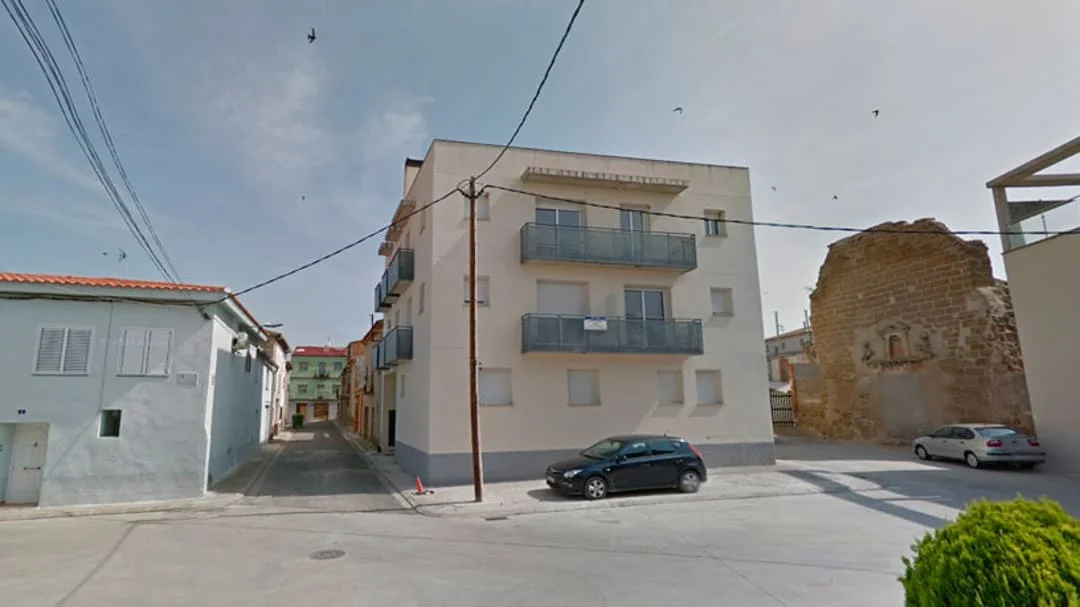 Edificio parcialmente terminado, 8 viviendas
