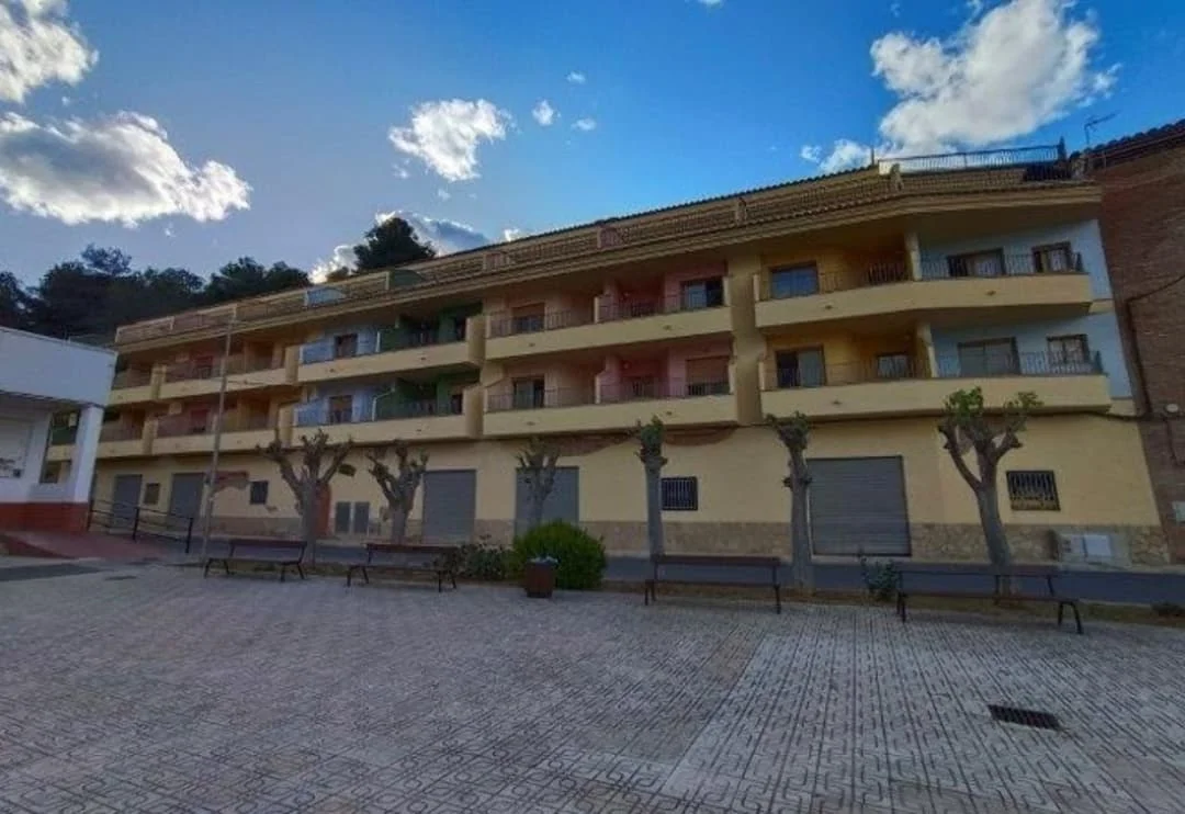 Five-unit commercial complex, 762 m²