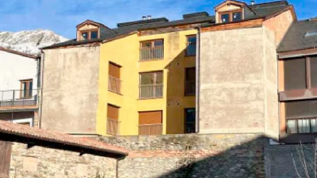 Edificio residencial paralizado en Vilaller