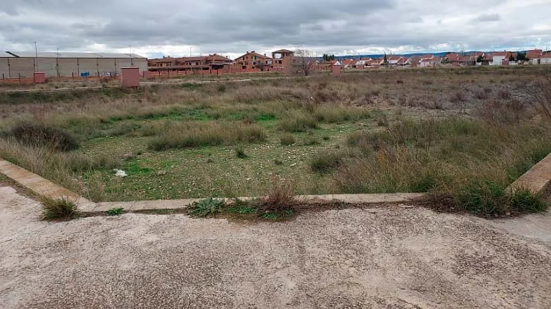 Terreno urbano en Pinseque para 98 viviendas