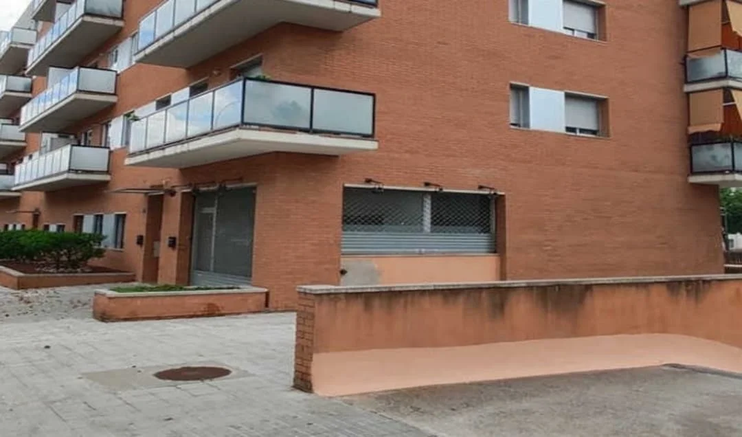 Local comercial en Abrera, 73 m²