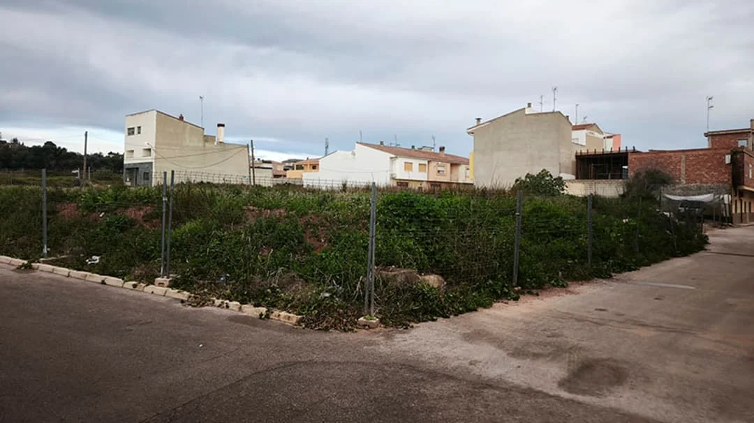 Parcela urbanizable de 4.538 m² en Catadau