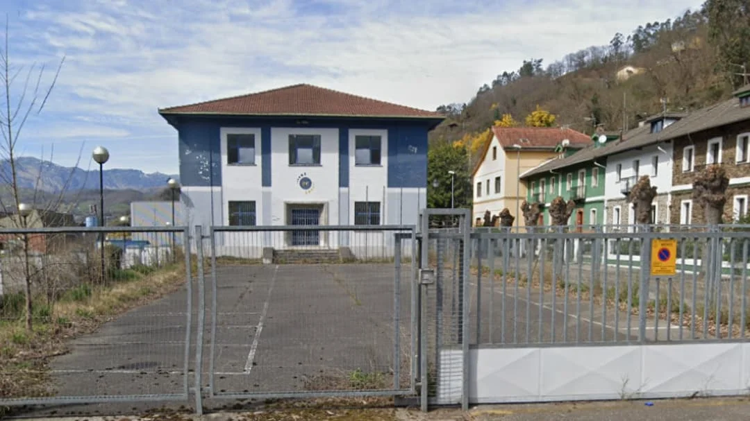 Office building in Mieres, 2,340 m²