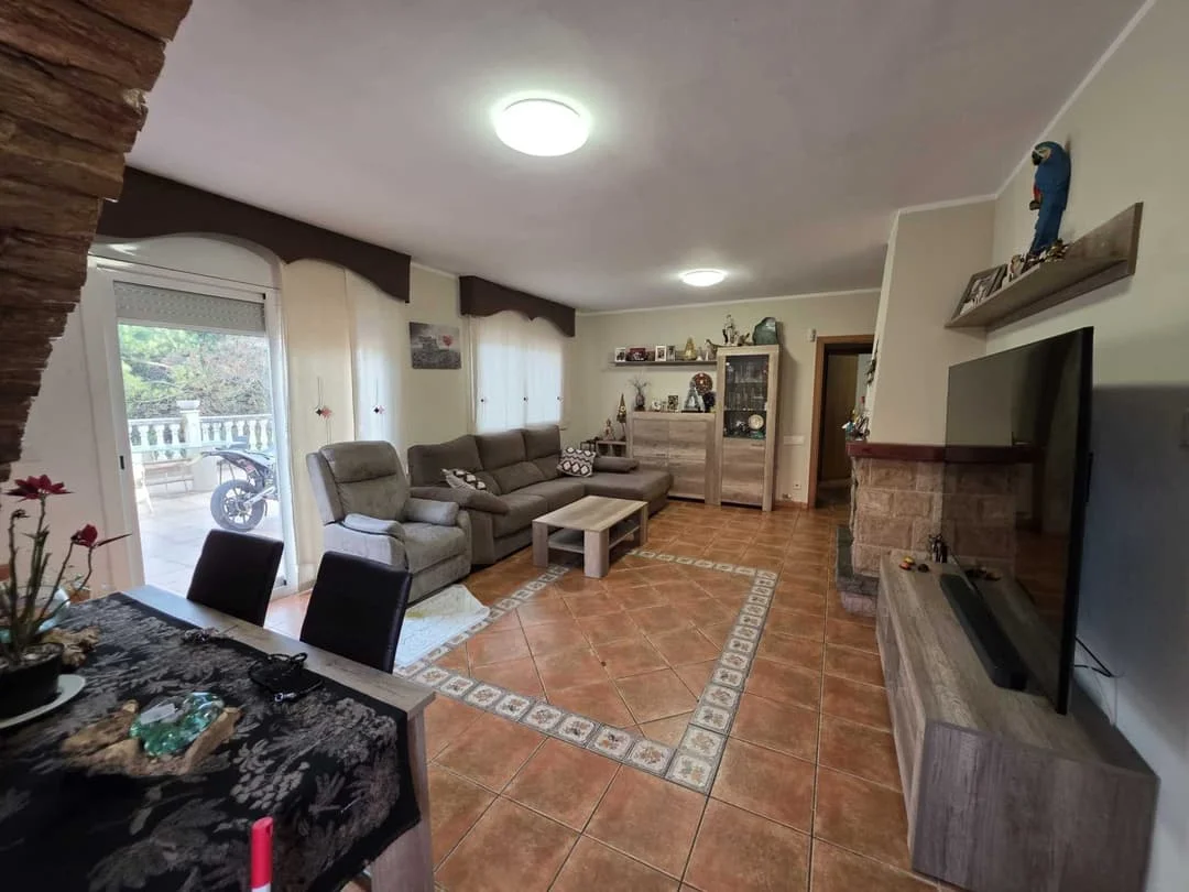Spacious Vacarisses house, four bedrooms
