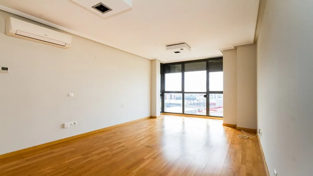 Bright Madrid flat with private pool