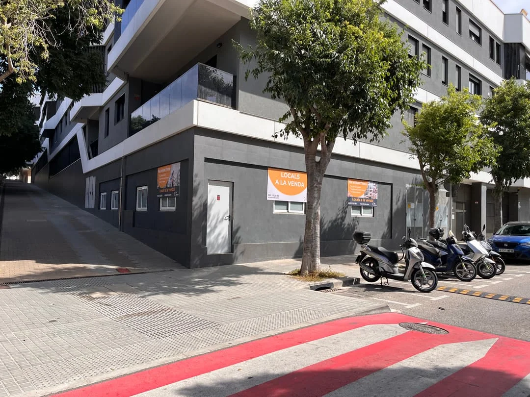 New-build commercial unit near beach