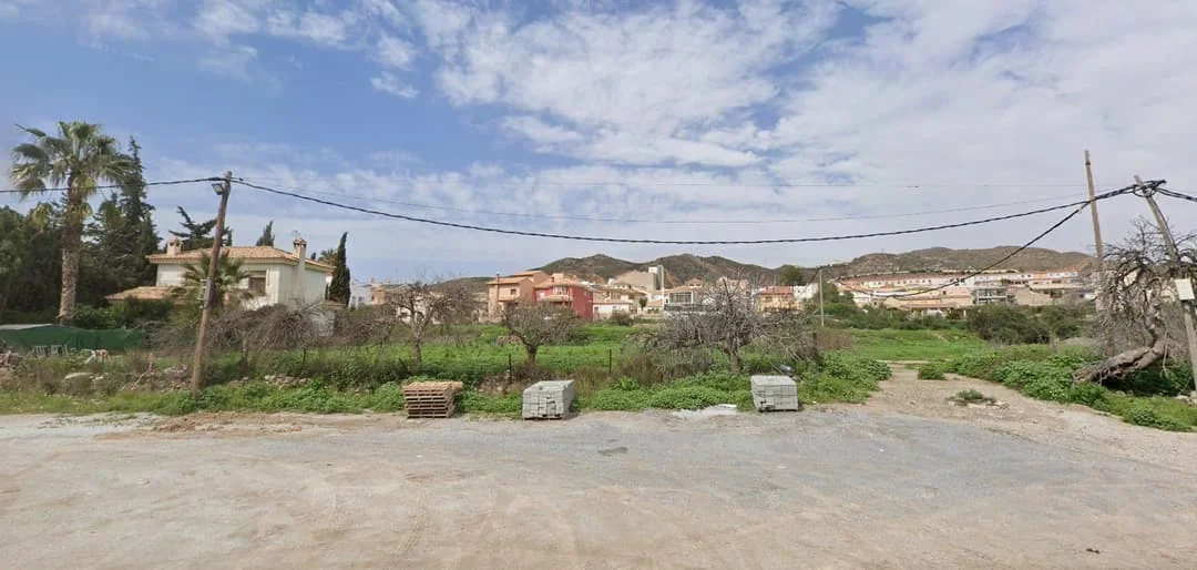 Terreno urbanizable junto a Almanzora, 3.114 m²