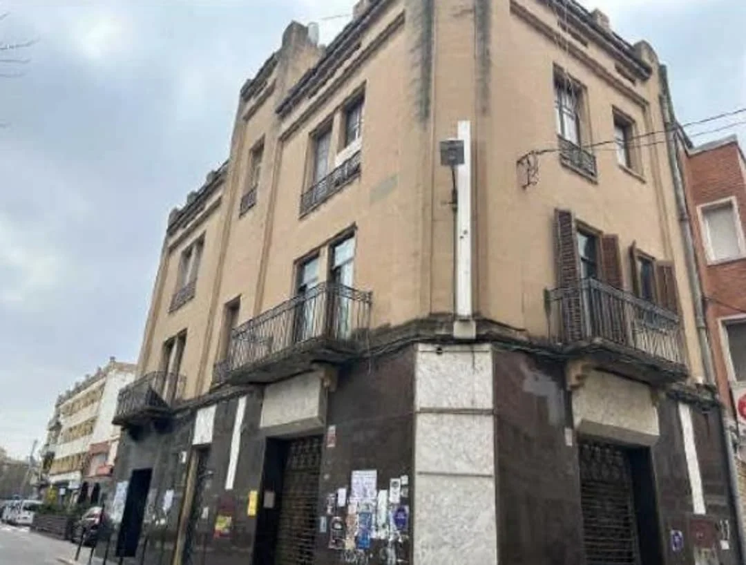Edificio céntrico con cuatro unidades