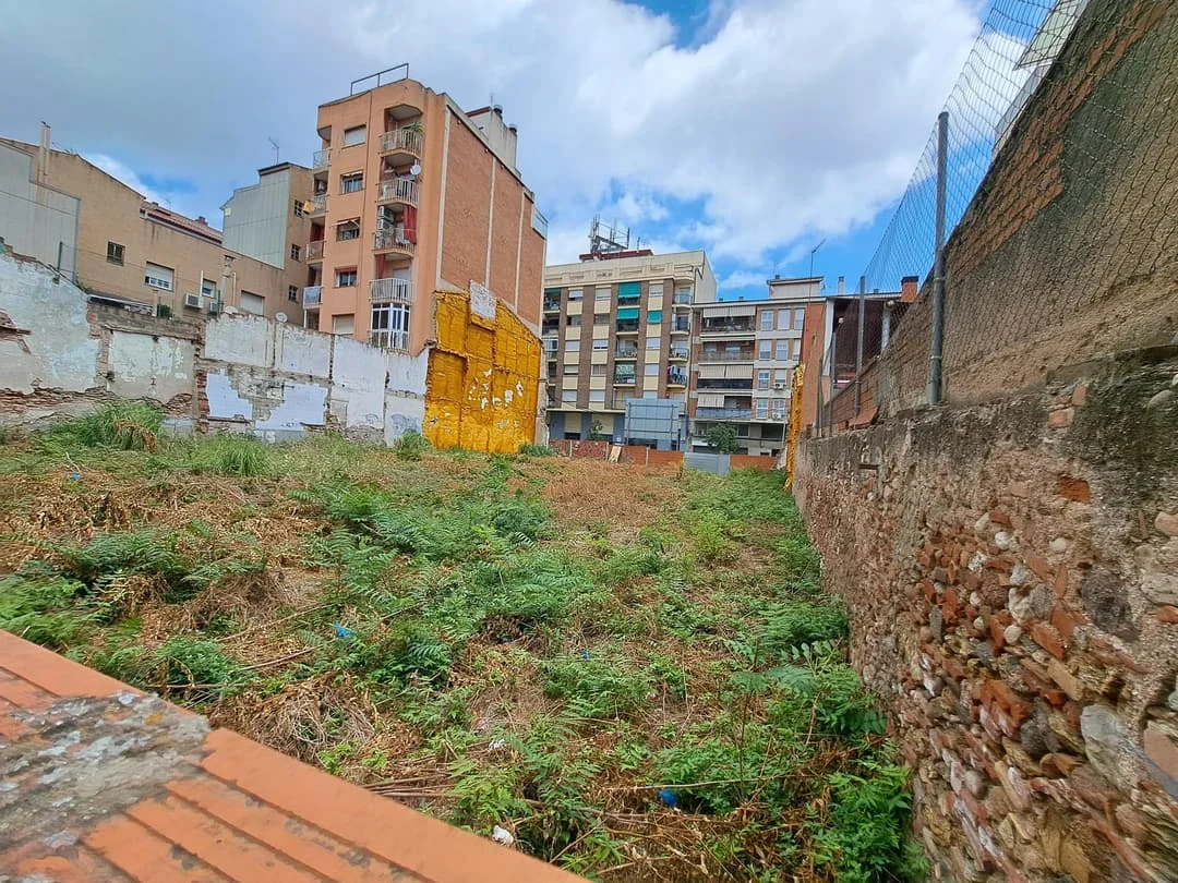 Terreno urbano con 1.672 m² edificables