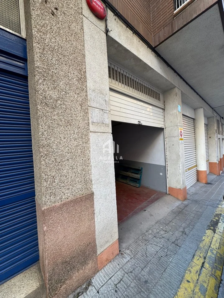 Local comercial con oficinas y acceso para vehículos
