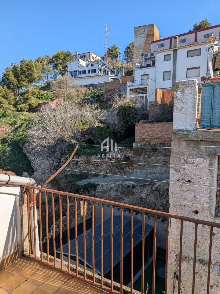Casa de tres plantas con terraza en Camarasa