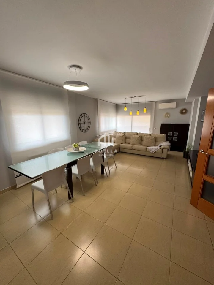 Piso amplio de 4 habitaciones con dos terrazas en Alcoletge