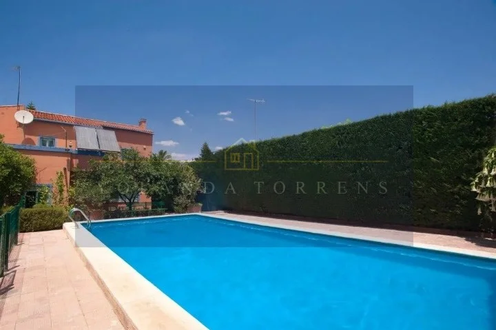 Chalet con piscina y 4 dormitorios