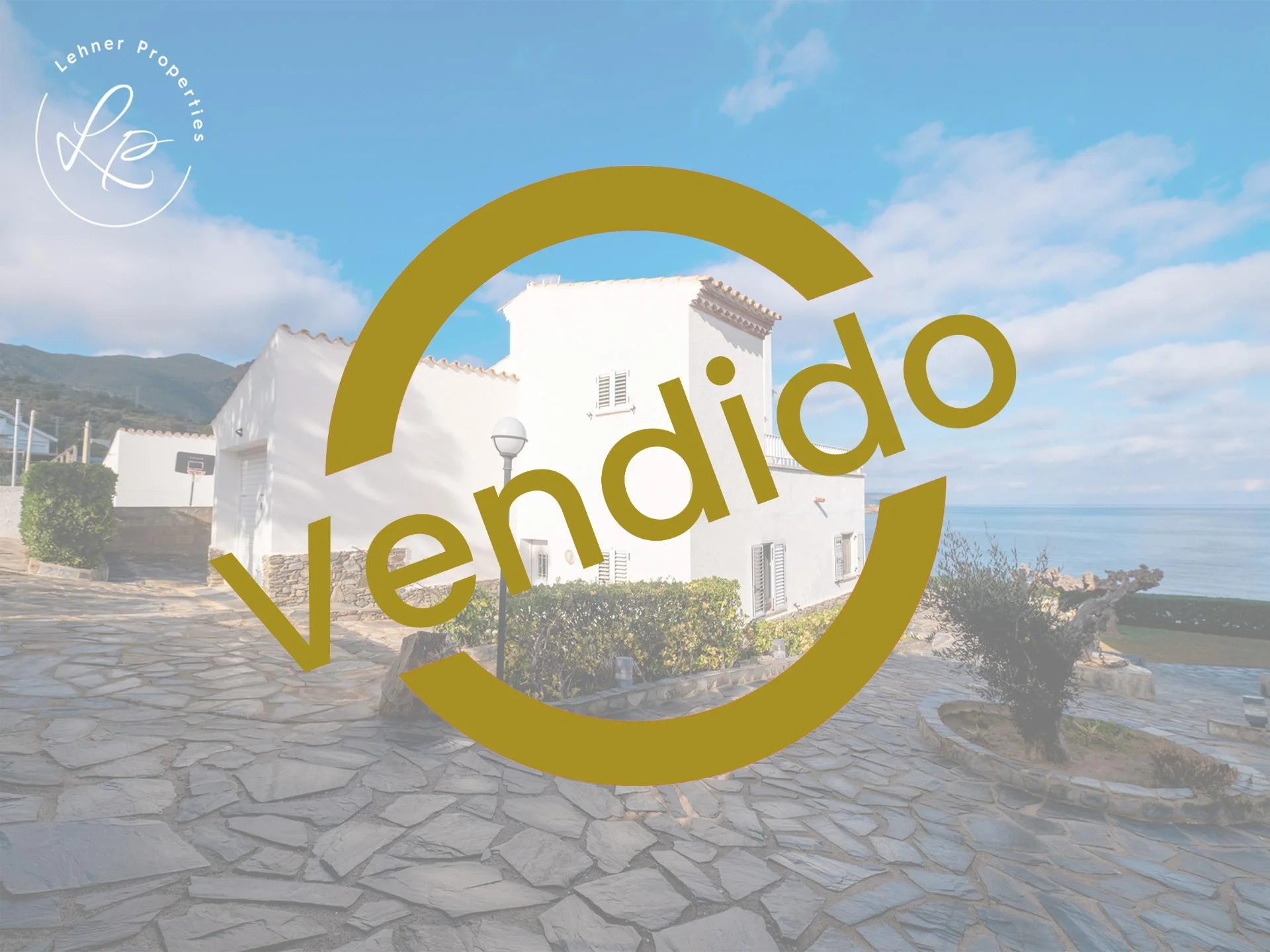 Seafront villa with pool and views