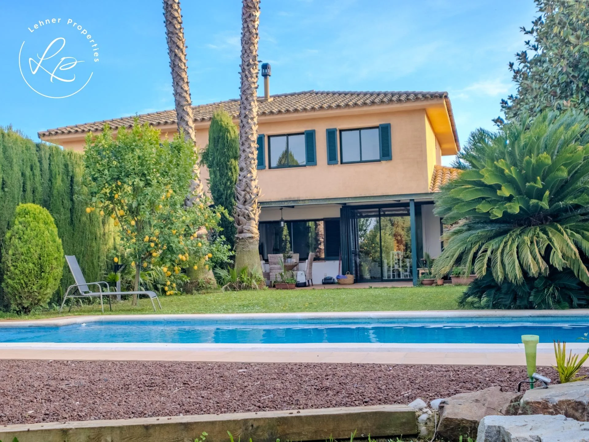 Private-pool townhouse near golf