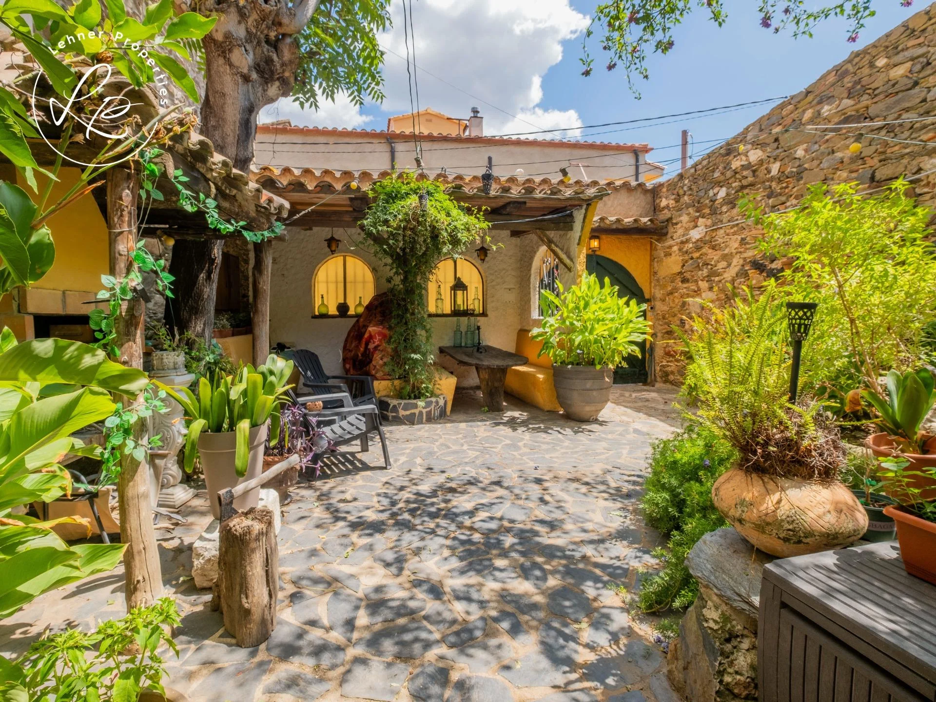 Historic Garriguella house with atelier