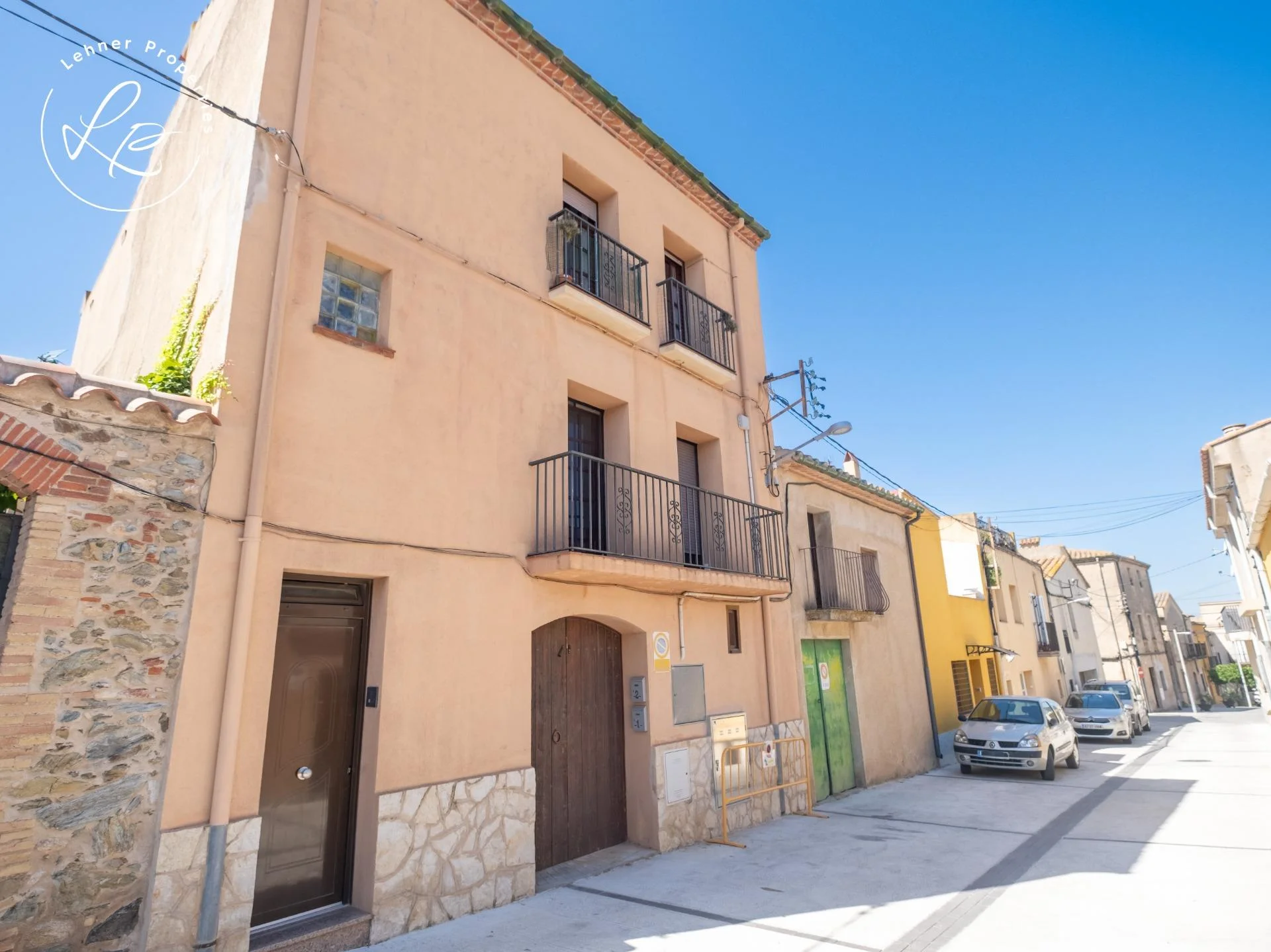 Income-producing three-floor building in Garriguella