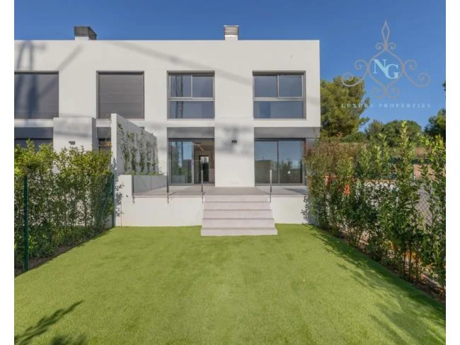 Adosado nuevo con piscina y 4 habitaciones