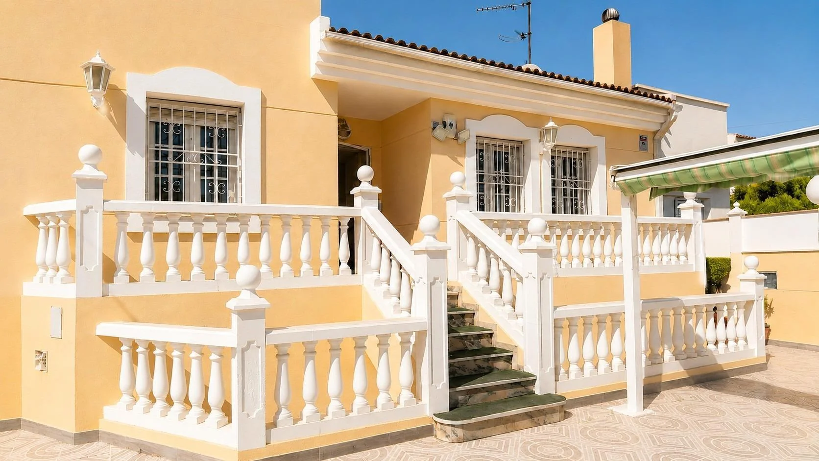 Chalet en Retamar con cinco habitaciones y squash