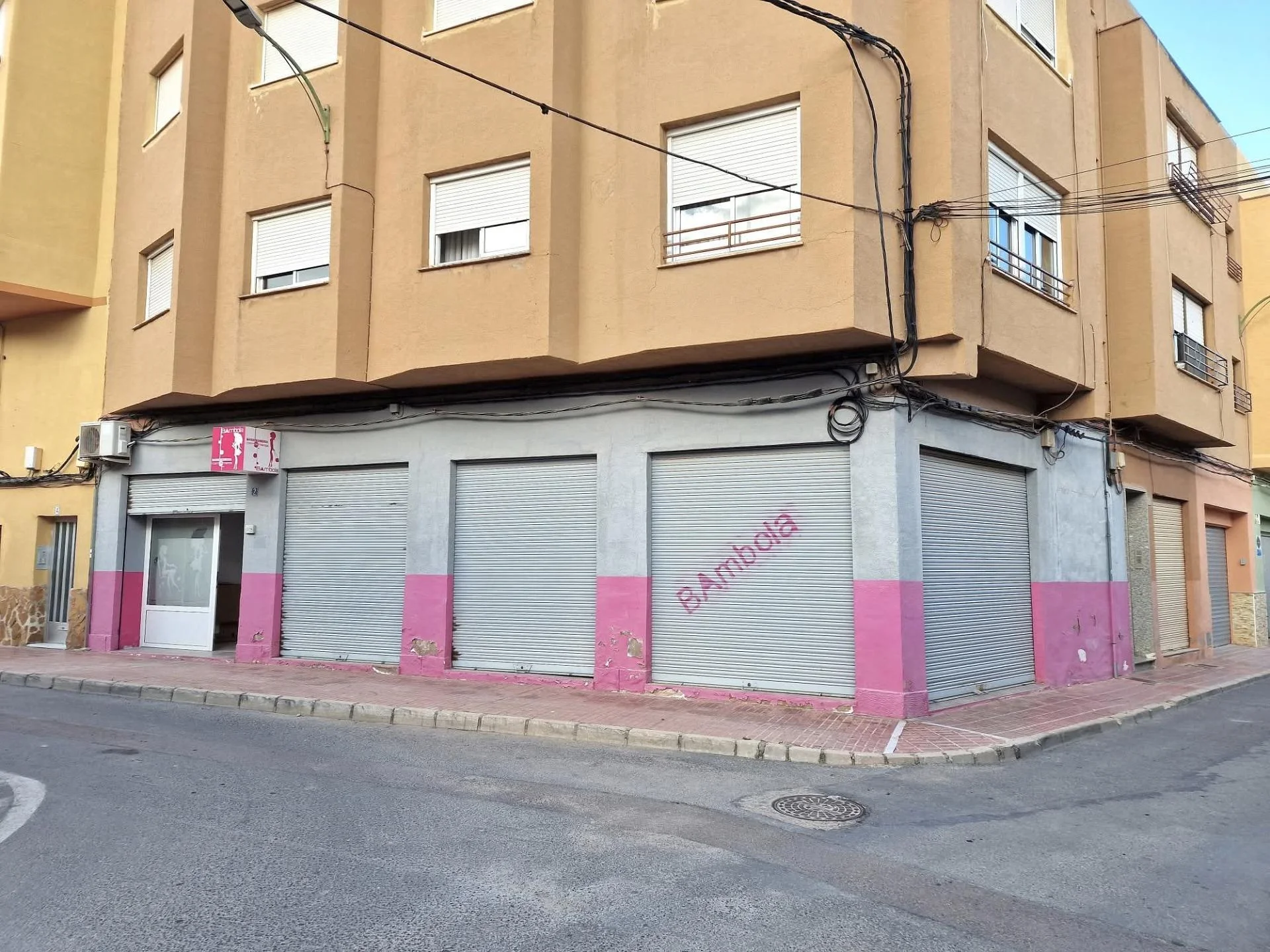 Corner commercial unit in Monòver